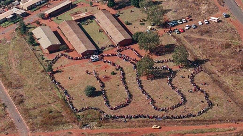 Fila em Soweto para votar