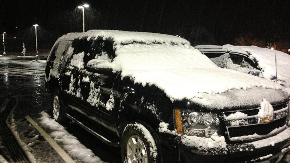 Carro coberto de neve em Mariposa, Califórnia