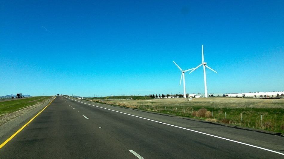 Estrada que corta o San Joaquin Valley, na Califórnia