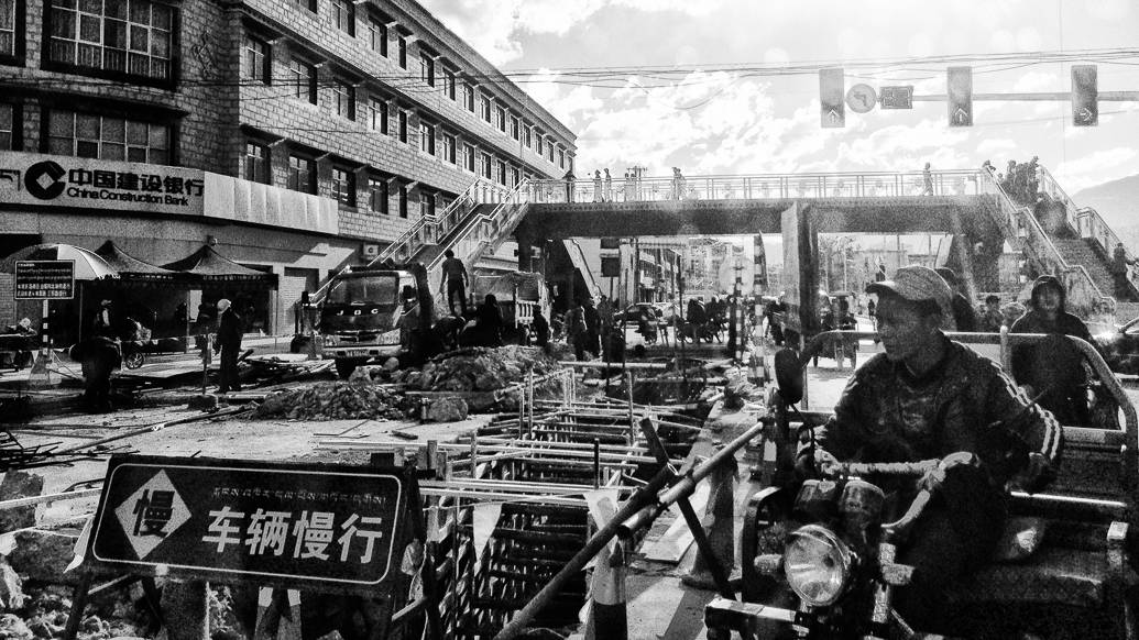 Caos na rua em Lhasa, no Tibet