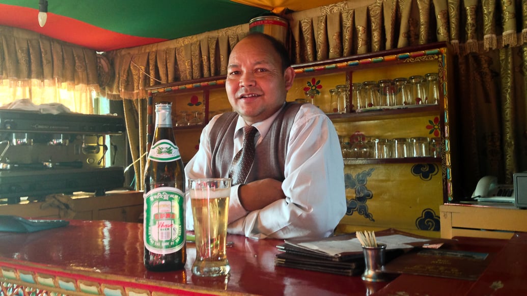 Tomando uma Lhasa Beer na capital do Tibet
