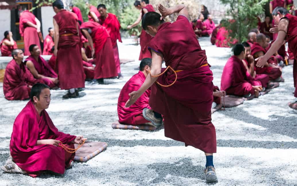 O que fazer em Lhasa, no Tibet: debate de monges no monastério Sera