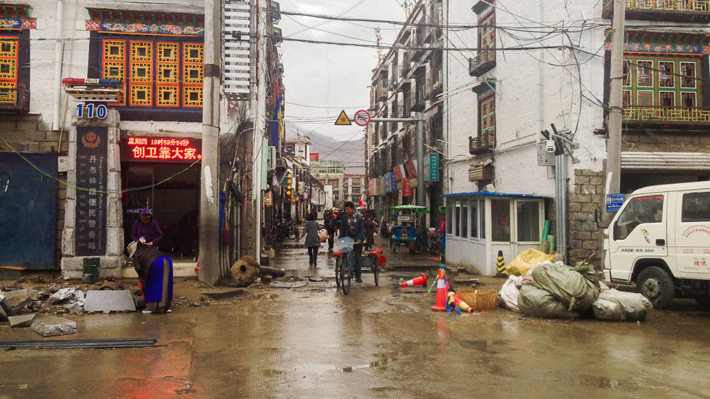 Dicas de viagem para o Tibet: rua em Lhasa 