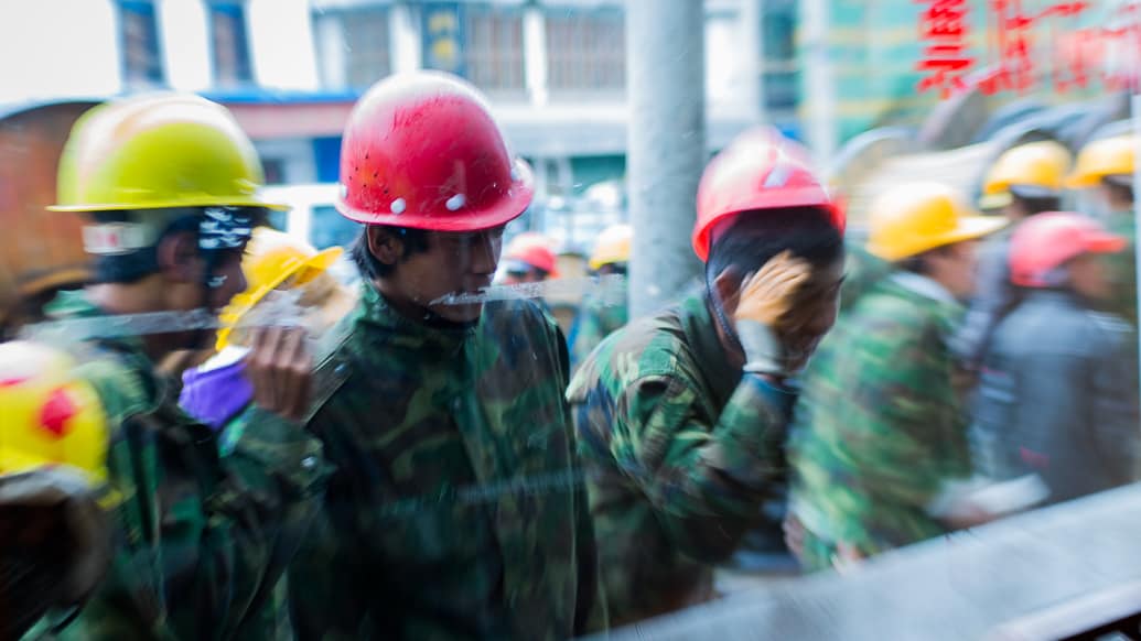 Trabalhadores nas ruas de Lhasa, no Tibet