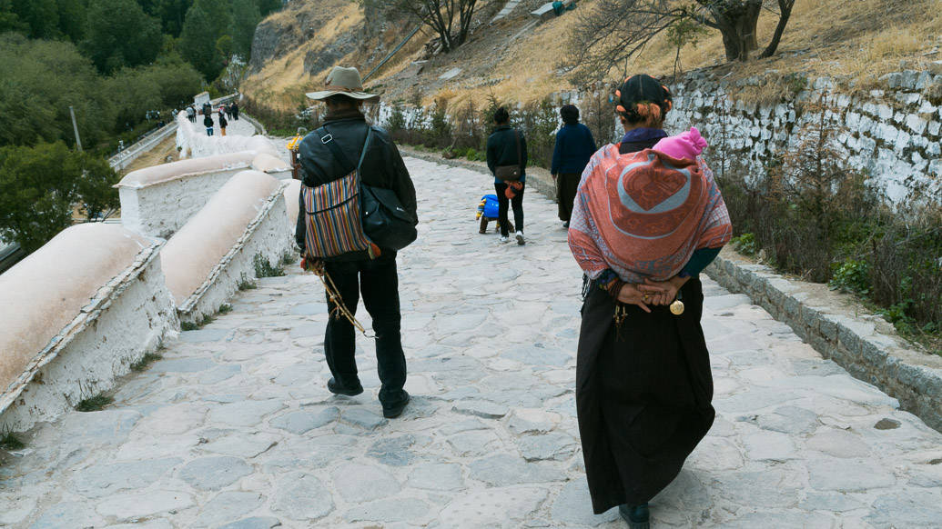 Tibetanos visitam o Palácio Potala, em Lhasa, Tibet
