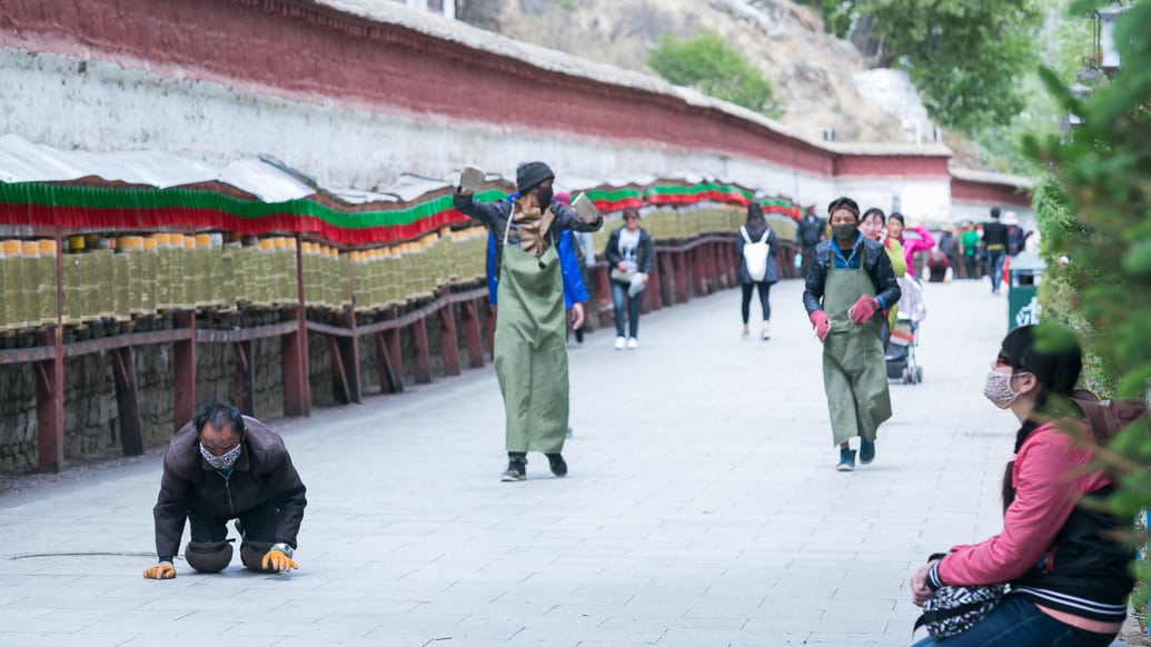 tibet-lhasa-potala-kora-people