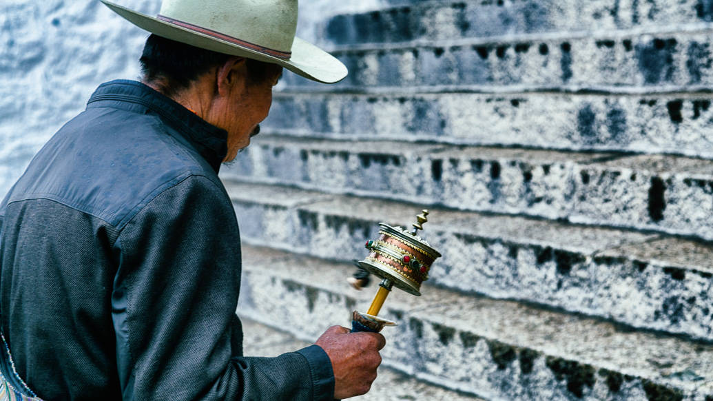 Tibetano com roda de orações