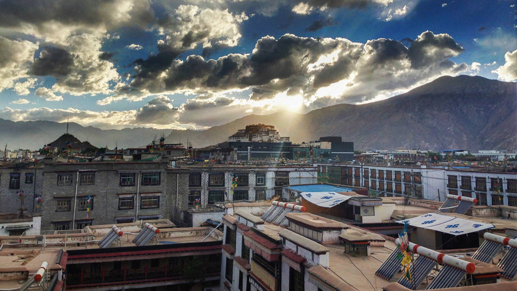 Pôr do sol em Lhasa, no Tibet