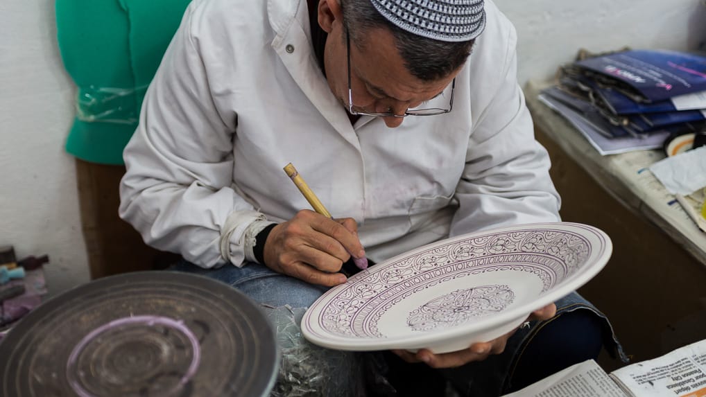 Artesão em Fès, no Marrocos