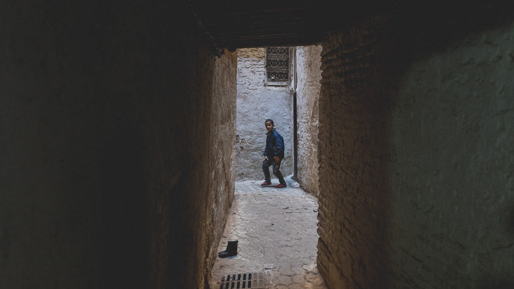 Menino e bota, Fès El-Bali, Marrocos