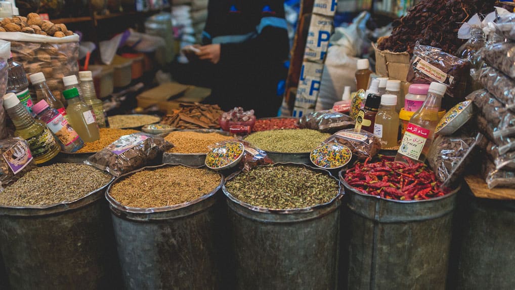 Especiarias na medina de Fès no Marrocos