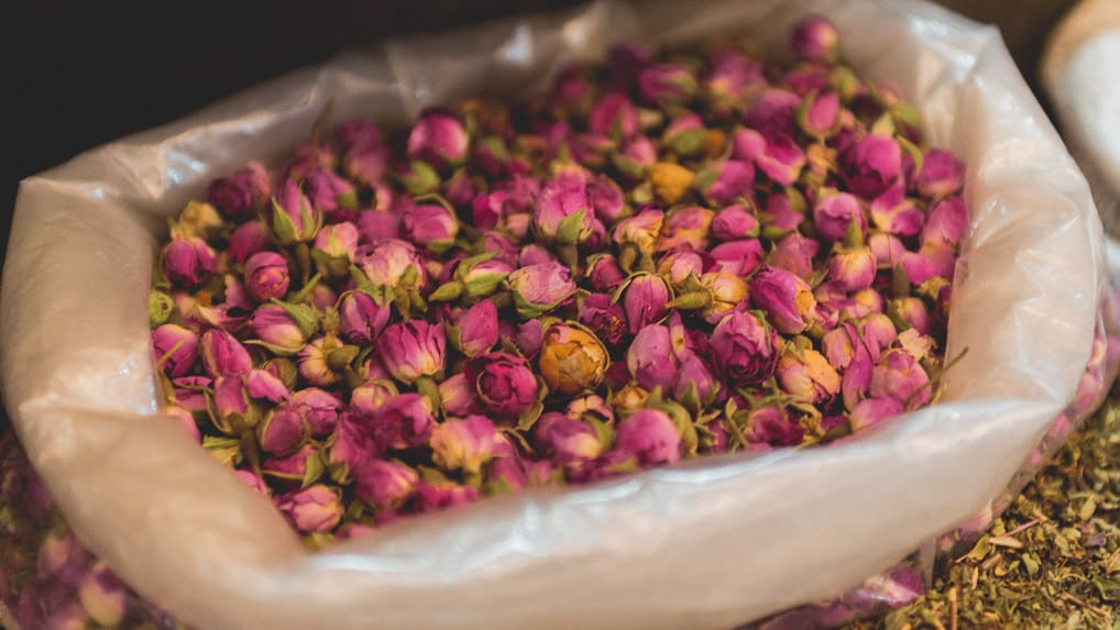 Flores secas na medina de Fès no Marrocos