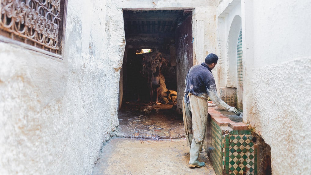 Entrada do curtume, em Fès, Marrocos