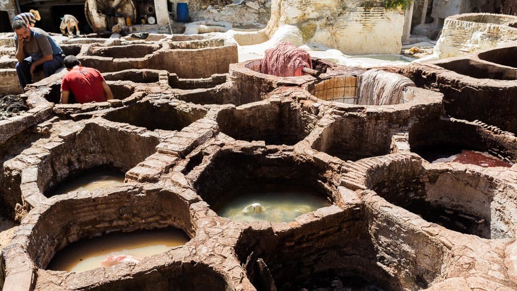 dentro do curtume em Fès, no Marrocos