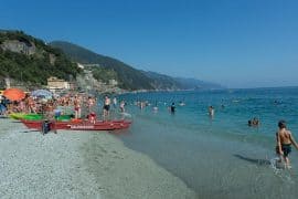 dicas-cinque-terre-italia-praia-pessoas-monterosso