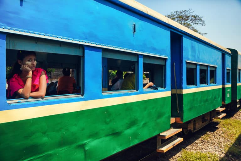 Yangon Circle Line, nos trilhos em Myanmar