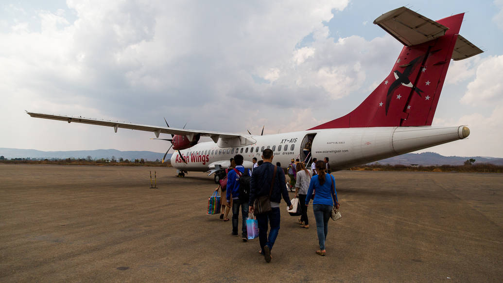 Avião bimotor para fazer voos internos em Myanmar