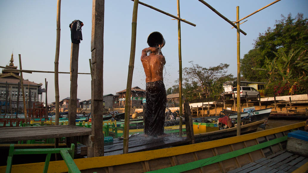 myanmar-inle-lake-bath