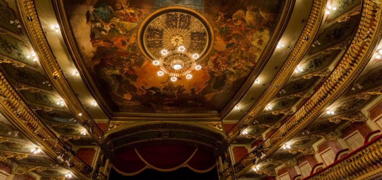 As curvas do Theatro da Paz, em Belém