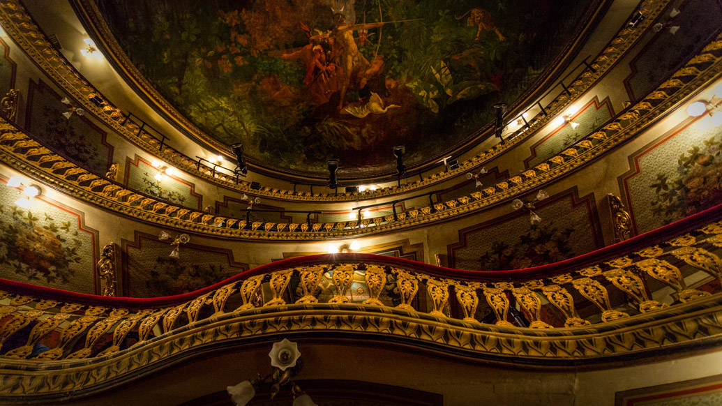 Vamos percorrer as curvas do Theatro da Paz em Belém do Pará.