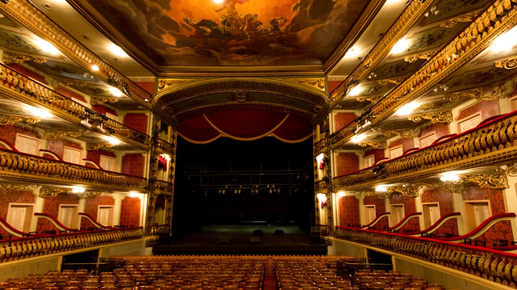 Vamos percorrer as curvas do Theatro da Paz em Belém do Pará.