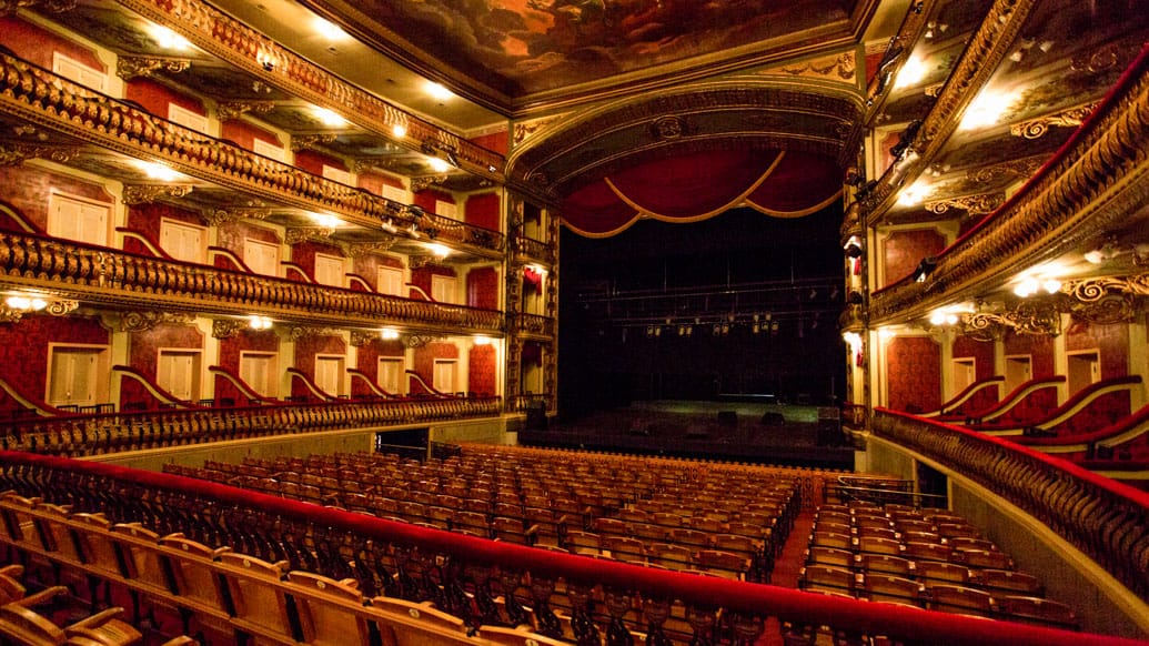 Vamos percorrer as curvas do Theatro da Paz em Belém do Pará.