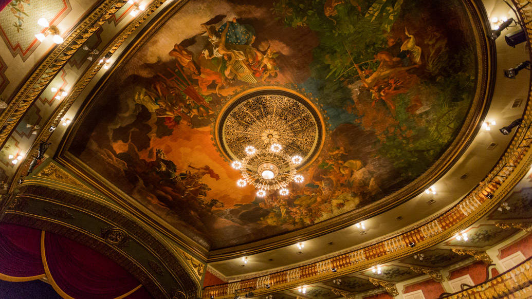 Vamos percorrer as curvas do Theatro da Paz em Belém do Pará.