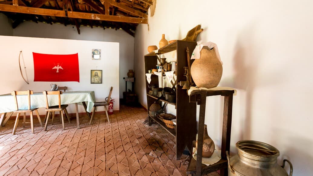 Interior da Casa da Fazenda no Memorial do Cerrado em Goiânia