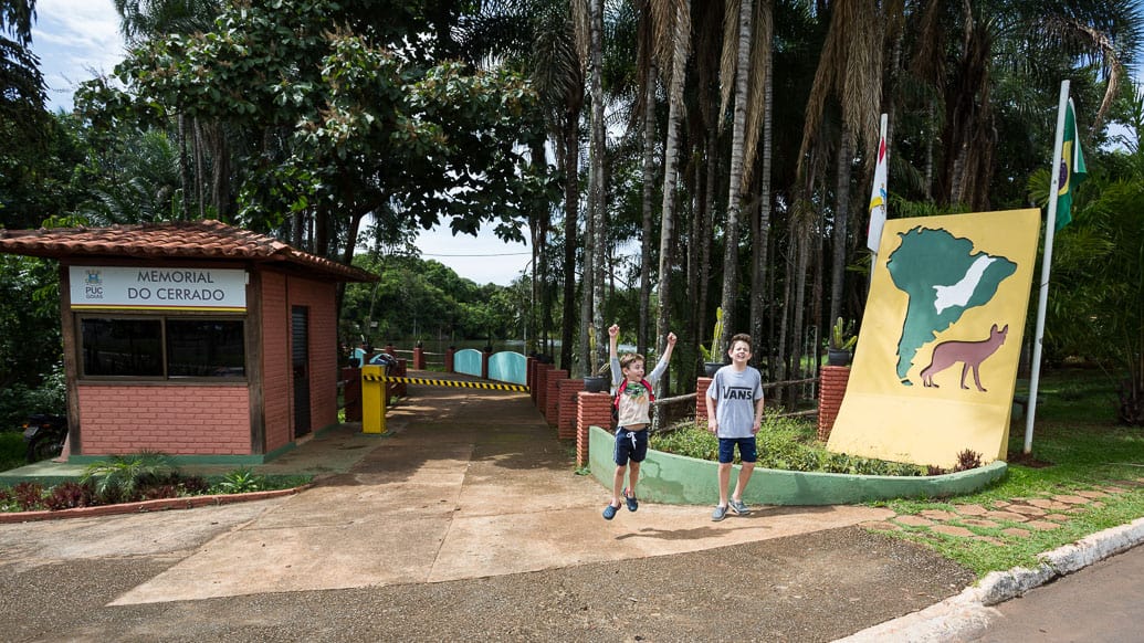 Criançar pulam na entrada do Memorial do Cerrado em Goiânia