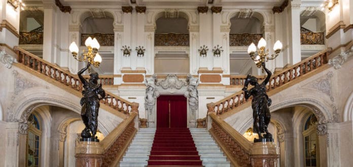 Você sabia que pode fazer uma visita guiada grátis ao Theatro Municipal de São Paulo, um dos cartões postais de Sampa?! blog de viagem