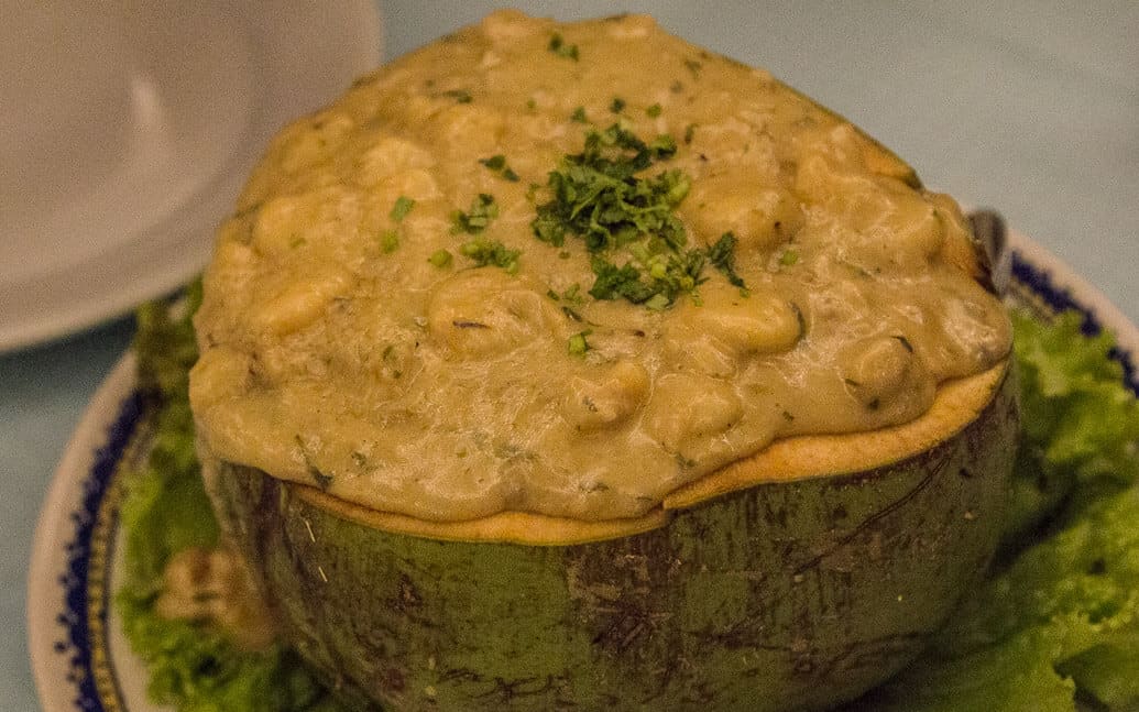 Camarão no coco do Restaurante Atlântica, em Vila Velha, ES