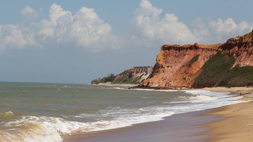 Praia das Falésias, em Marataízes, litoral sul do Espírito Santo