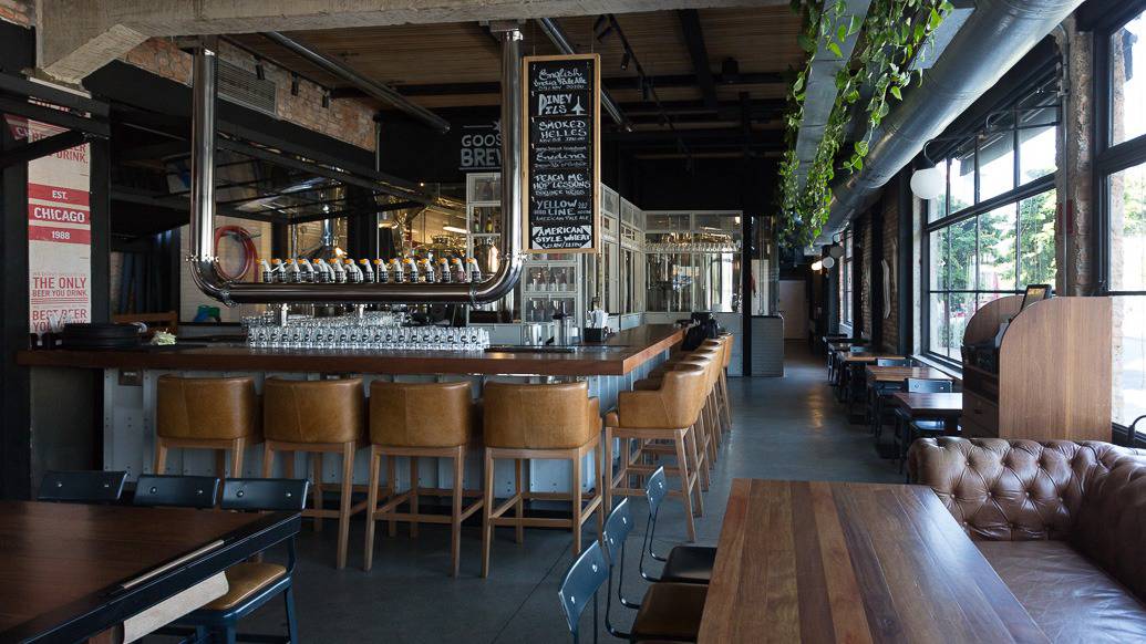 Ambiente descolado na brewhouse da Goose Island em SP