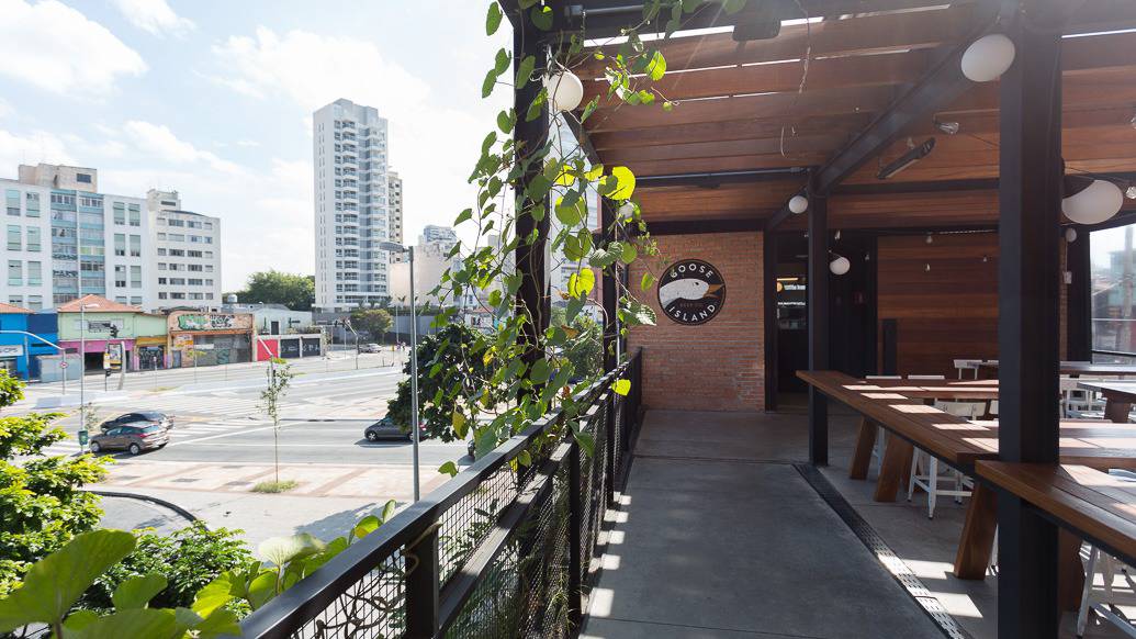 Biergarten da brewhouse da Goose Island em SP, com vista pro largo da Batata