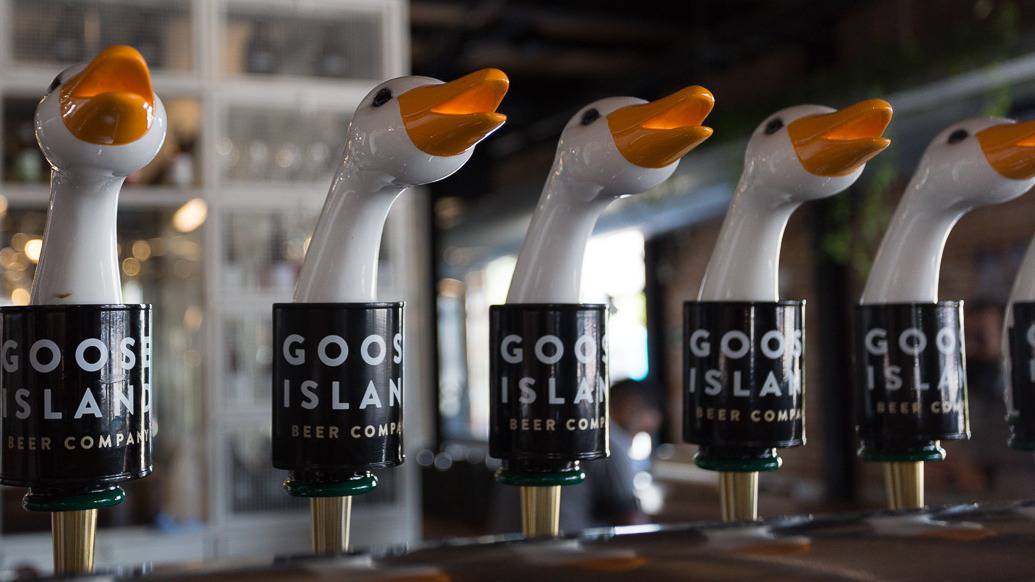 Torneiras de chopp na Brewhouse da Goose Island em SP