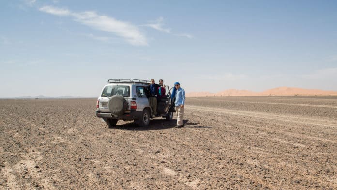 Passeio de 4x4 no deserto do Saara, no Marrocos Passeio de 4x4 no deserto do Saara, no Marrocos