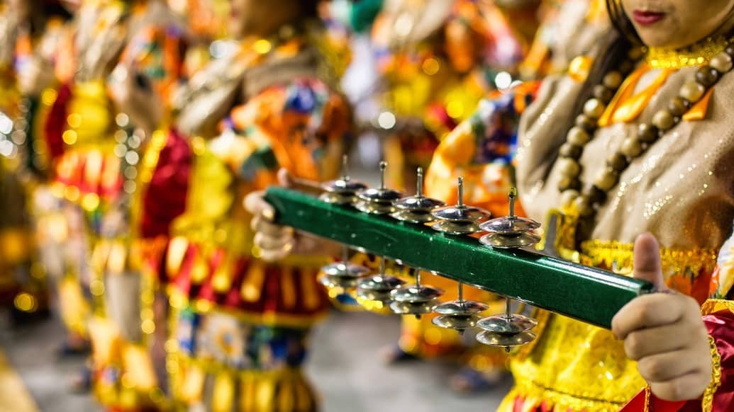 Bateria de escola de samba no desfile de carnaval do sambódromo de São Paulo