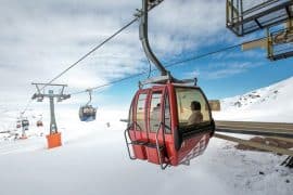 Teleférico na estação de esqui no Valle Nevado