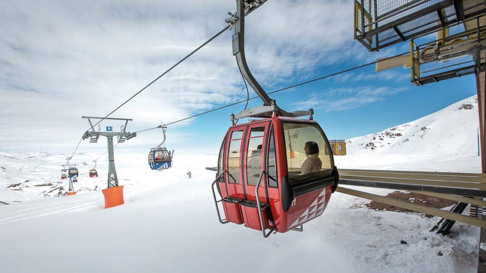 Teleférico no Valle Nevado, estação de esqui e snowboard no Chile Temporada de Inverno 2018 do Valle Nevado