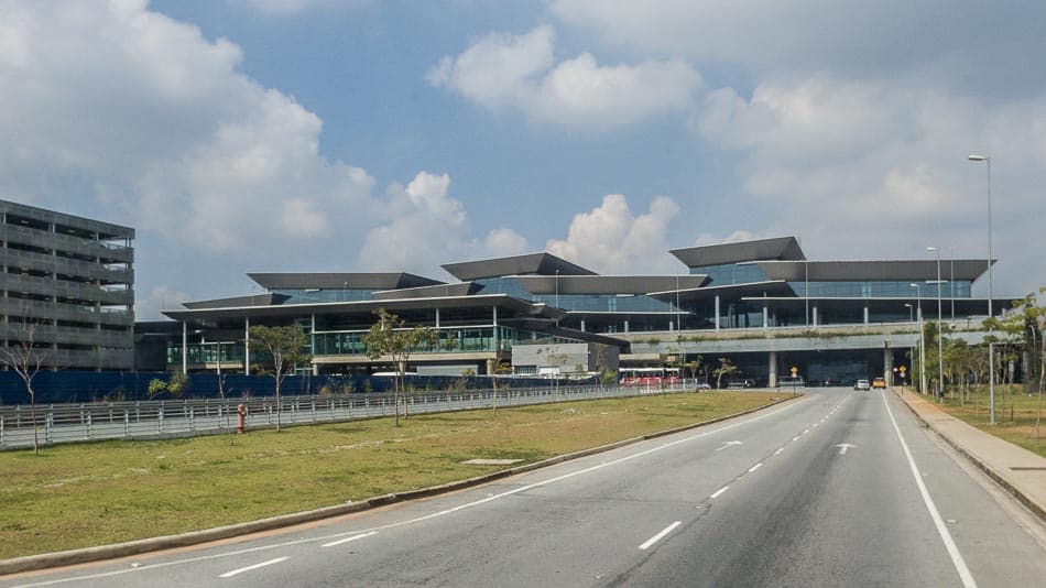 Qual é a maneira mais rápida e barata de chegar ao aeroporto de Guarulhos? Trem ou ônibus?