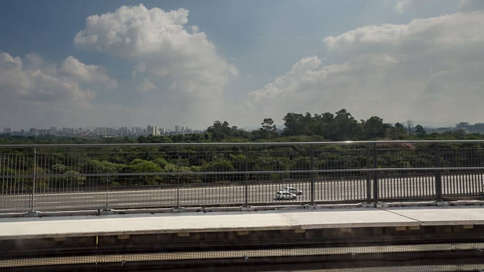 Qual é a maneira mais rápida e barata de chegar ao aeroporto de Guarulhos? Trem ou ônibus?