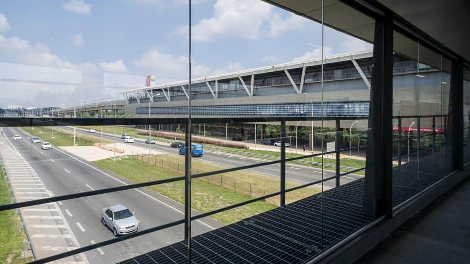 Qual é a maneira mais rápida e barata de chegar ao aeroporto de Guarulhos? Trem ou ônibus?