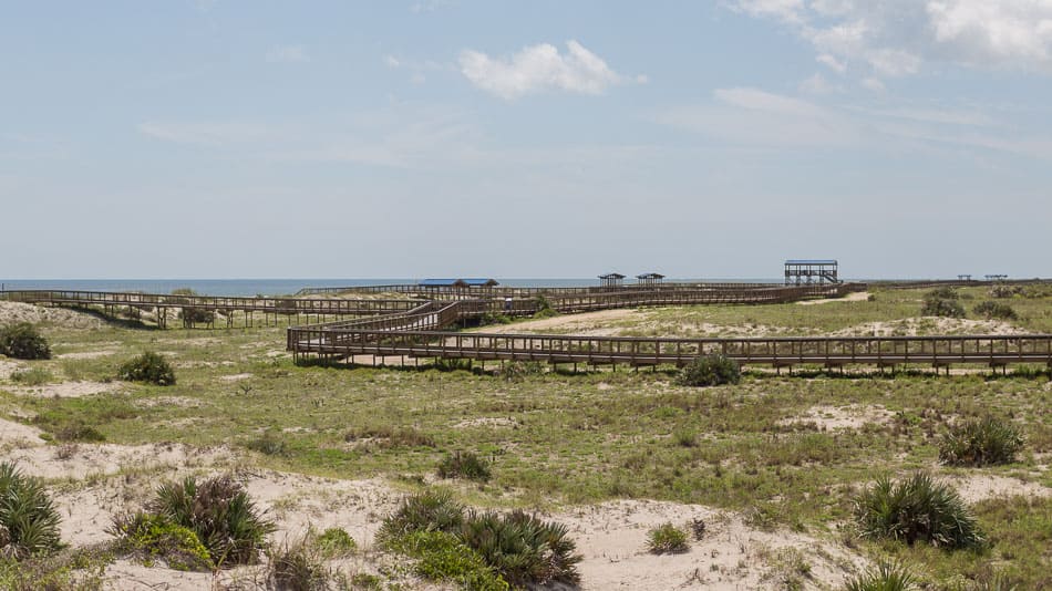 Plataforma de madeira no Smyrna Dunes Park