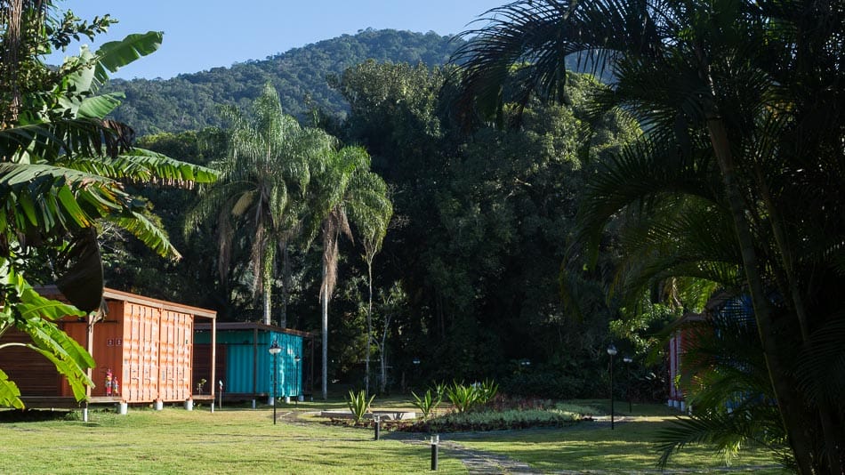 O terreno da Vila Jacaa, pousada em contêineres de Ubatuba, SP