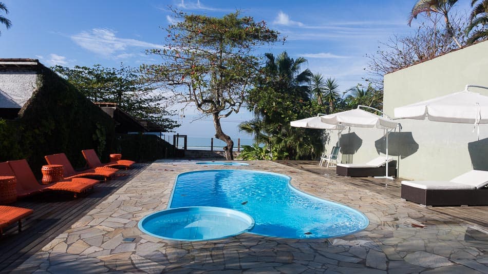 Piscina com vista para o mar na Vila Jacaa, pousada em contêineres em Ubatuba, SP