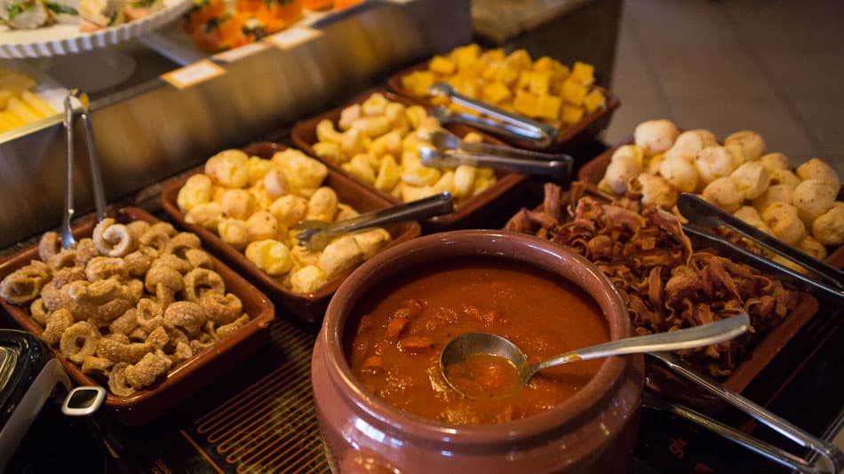 Café da manhã colonial na Vila Brunholi, parte da Rota da Uva, circuito turístico em Jundiaí, SP