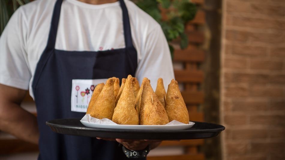 Coxinha de queijo no Kiosque Roseira, parte da Rota da Uva, circuito turístico em Jundiaí, SP