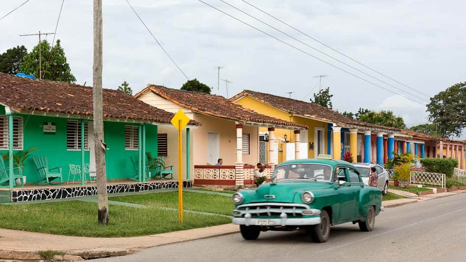 Casas coloridas e carro antigo nas ruas de Viñales, Cuba