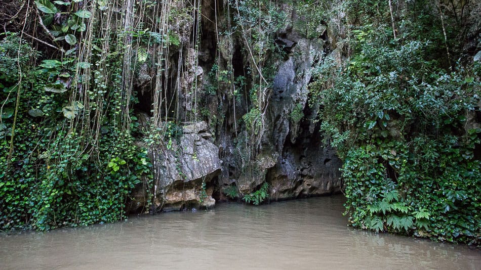 Passeio de barco na Cueva del Indio, em Viñales, Cuba