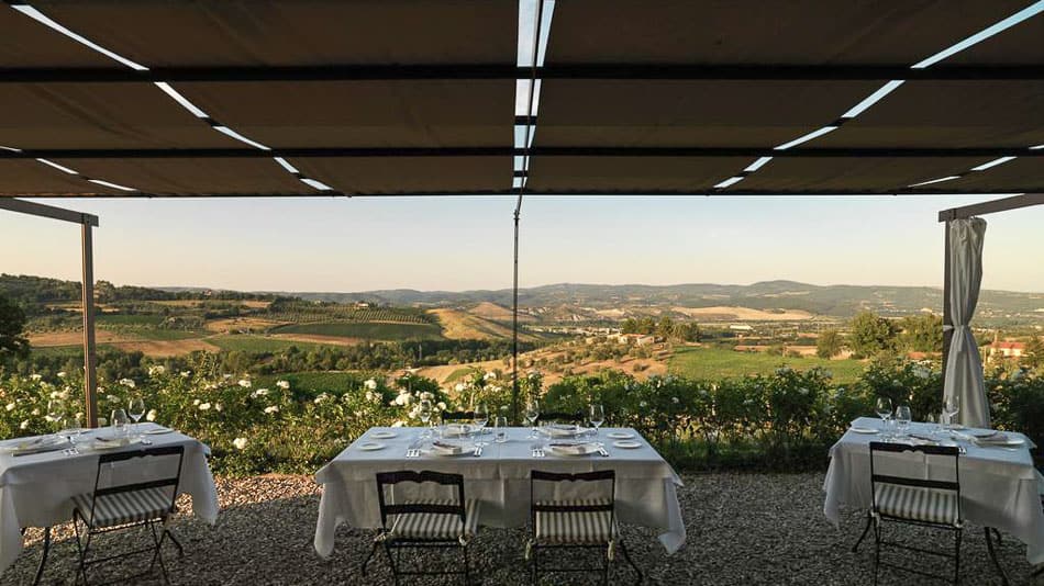 Vista do restaurante da Locanda Palazzone, um dos 17 hotéis na Itália de luxo e charme para sonhar 17 hotéis na Itália de luxo e charme para sonhar